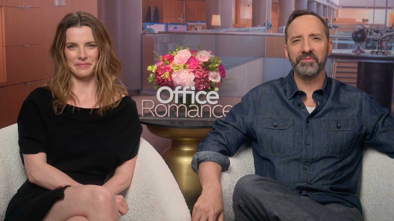 Entrevista 'Office Romance': Betty Gilpin, Tony Hale y más