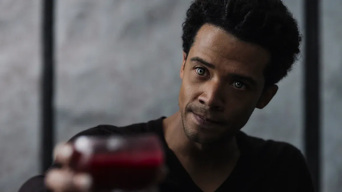 Entrevista con el resumen de la temporada 2 del vampiro: qué recordar antes de la temporada 3