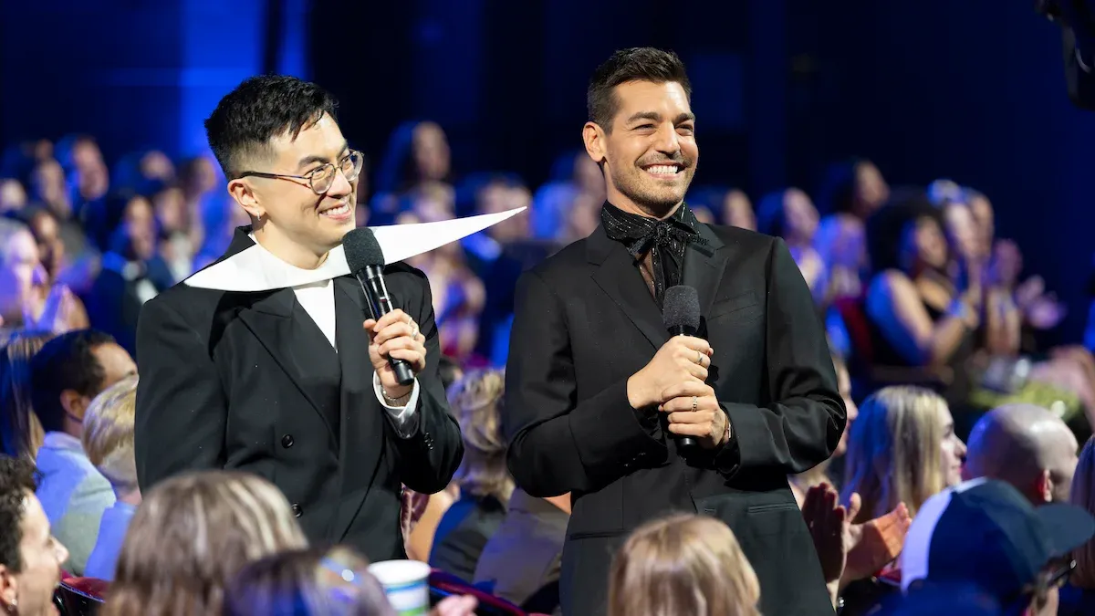 Matt Rogers y Bowen Yang saben a quién quieren para los próximos premios culturales