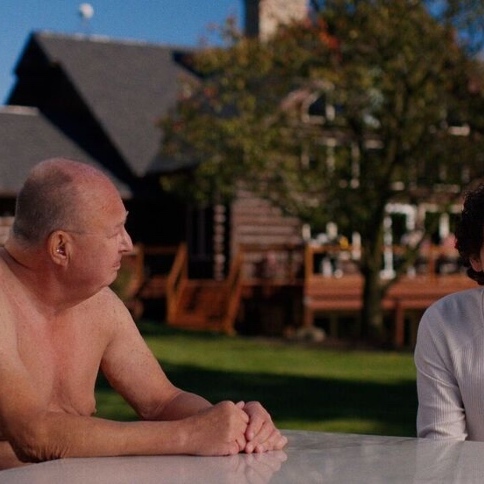 Reseña de Tribeca 2026: PONDEROSA, un rompecabezas surrealista está empantanado por su propia ambición