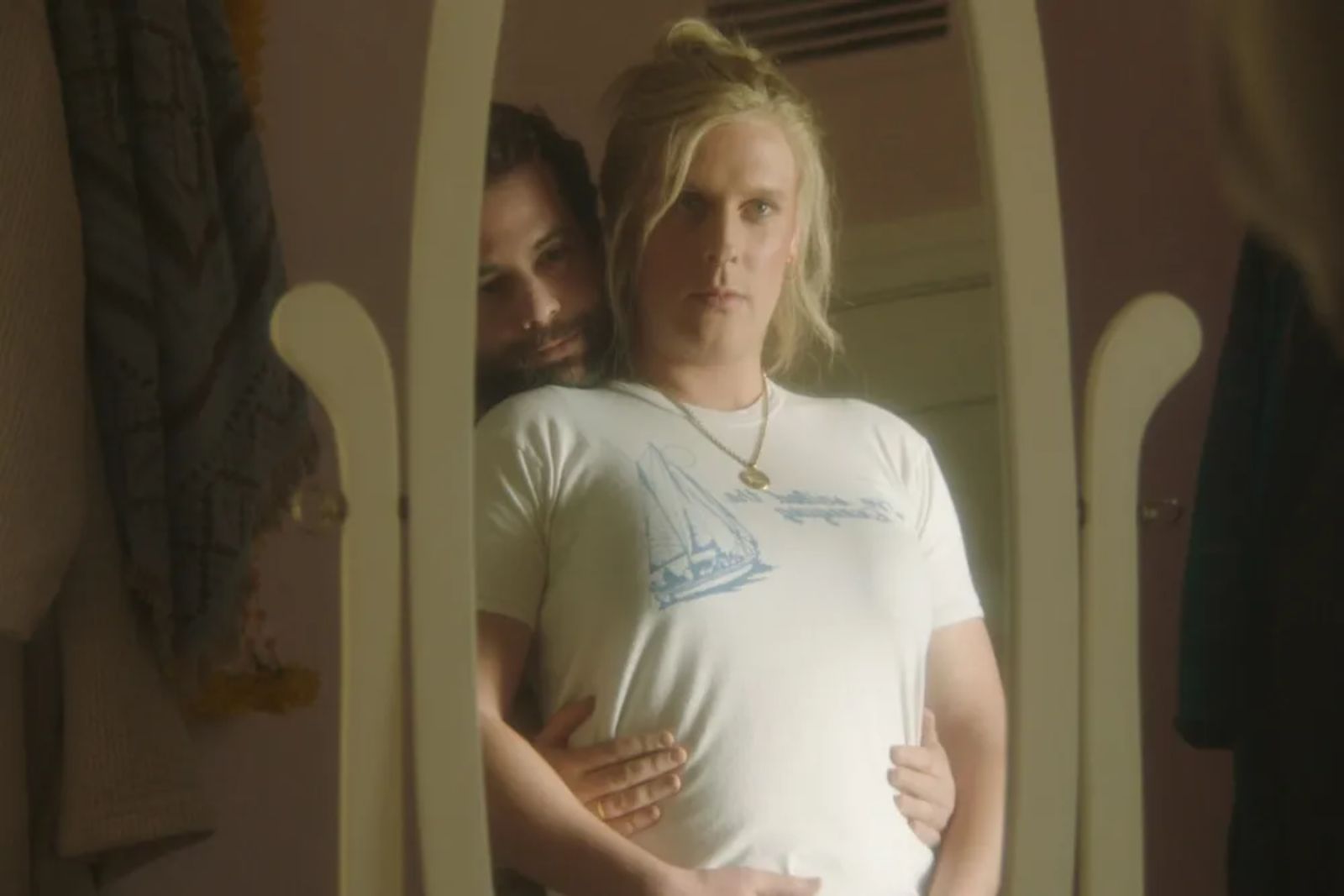 Reseña secreta de Maddie: John Early muestra un compromiso total en su debut cinematográfico