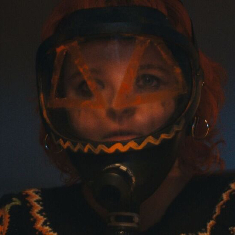 Revisión de Tribeca 2026: HALLOWARRIOR, una versión de terror post-apocalíptico de SOLO EN CASA, a la vez sanguinaria y dulce